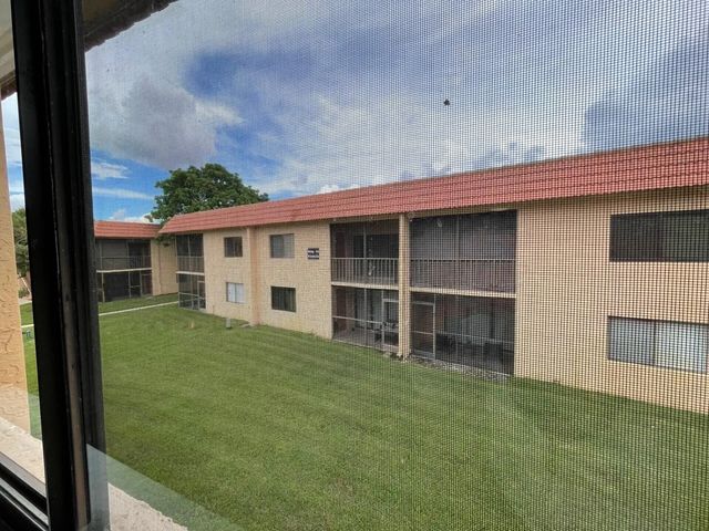 3 of 31 - 158 Lakeview Drive #202, Weston, FL