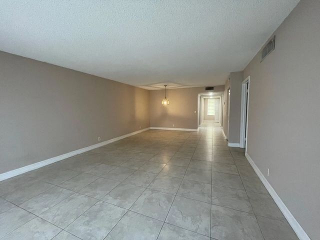 4 of 31 - 158 Lakeview Drive #202, Weston, FL
