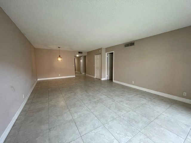 5 of 31 - 158 Lakeview Drive #202, Weston, FL