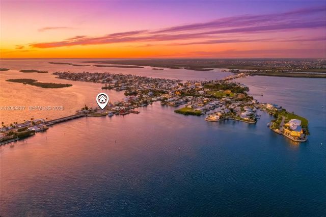 3 of 12 - 4767 Pine Island Road Nw, Matlacha, FL