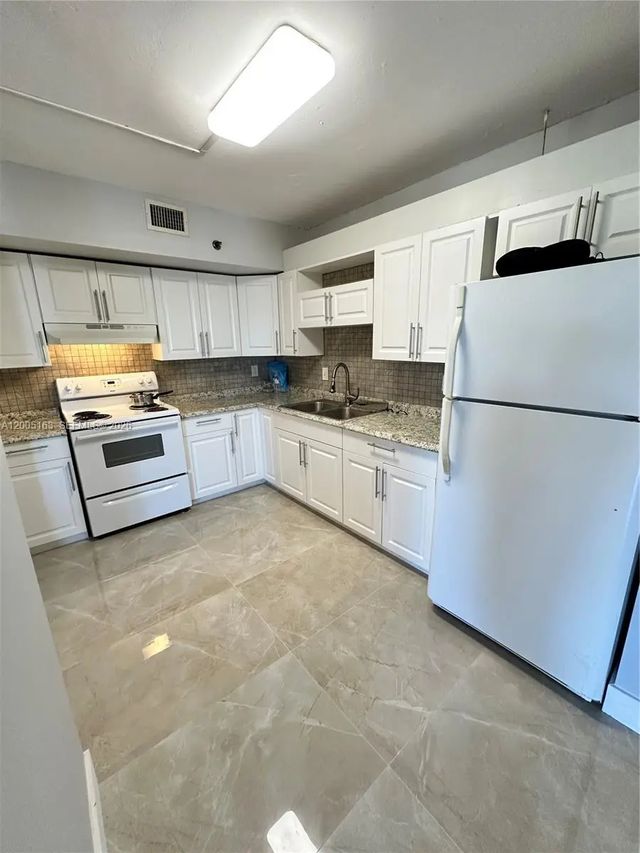 2 of 22 - 901 Hillcrest Drive #315, Hollywood, FL