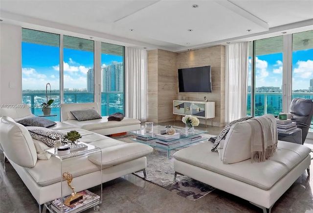 5 of 30 - 10 Venetian Way #804, Miami Beach, FL