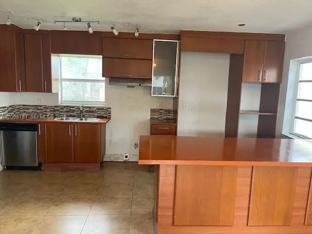 4 of 10 - 758 Sw 3rd Place, Dania Beach, FL