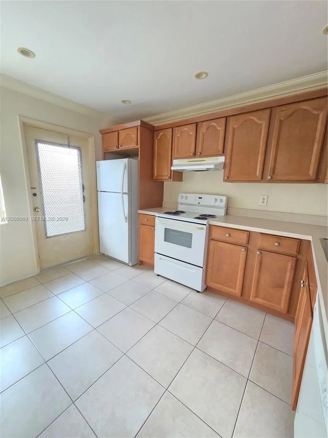 2 of 19 - 1000 Ne 14th Avenue #210, Hallandale Beach, FL