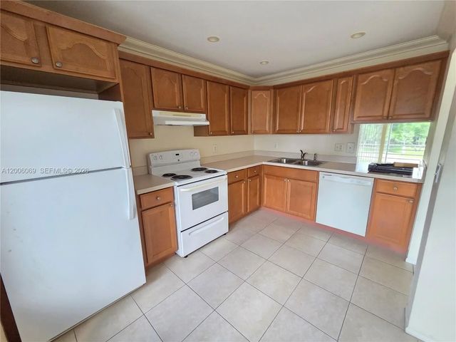 3 of 19 - 1000 Ne 14th Avenue #210, Hallandale Beach, FL