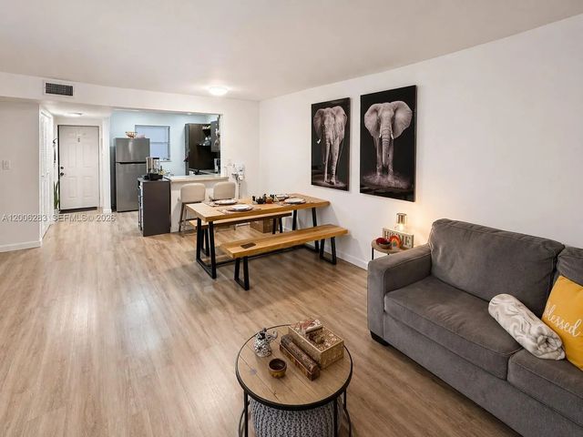 8421 Lagos De Campo Boulevard #309t, Tamarac
