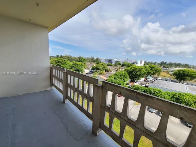 5 of 16 - 15600 Nw 7th Avenue #709, Miami, FL