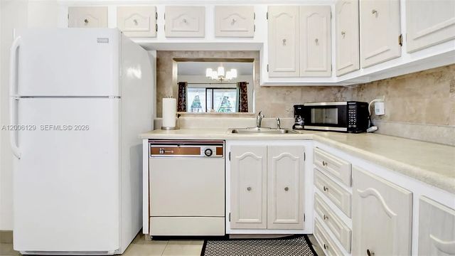 3 of 48 - 4000 Nw 44th Avenue #306, Lauderdale Lakes, FL