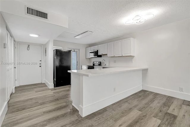 4 of 36 - 4800 Hillcrest Lane #207, Hollywood, FL