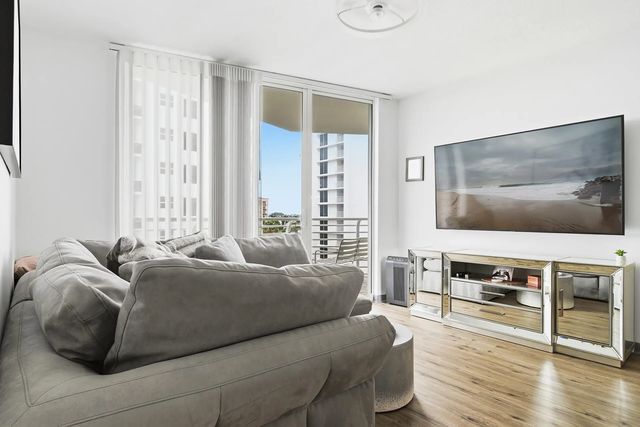 4 of 60 - 1551 N Flagler Drive #605, West Palm Beach, FL