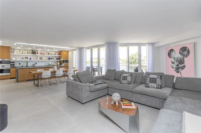 20191 E Country Club Drive #th9, Aventura