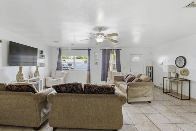 8230 Sw 4th Place, North Lauderdale