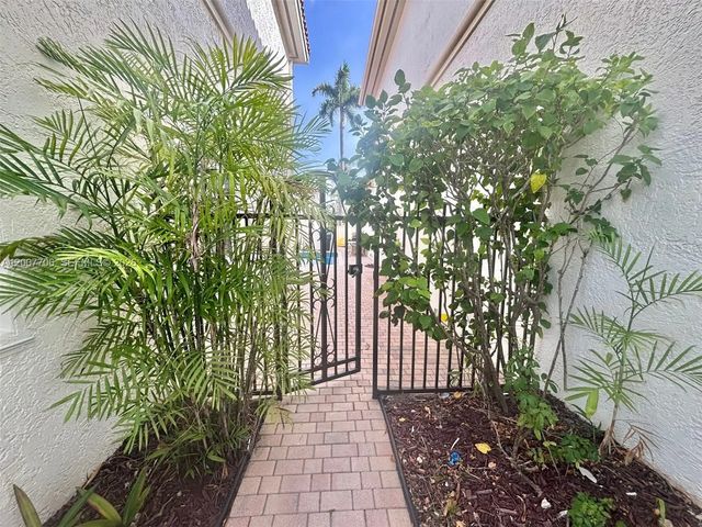 5 of 65 - 1141 Waterside Lane, Hollywood, FL