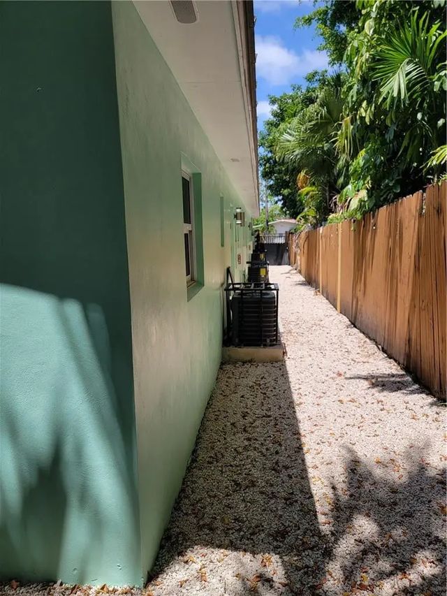 5 of 18 - 1010 Nw 3rd Avenue, Hallandale Beach, FL
