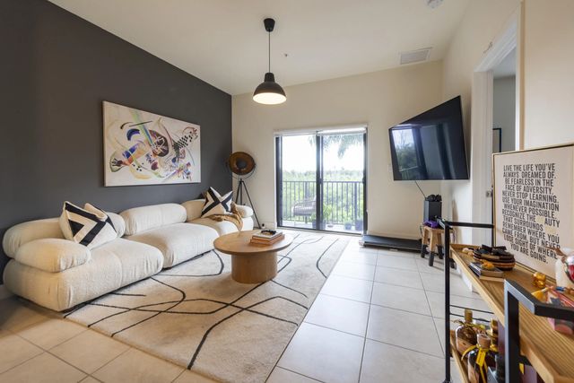 7925 Nw 104th Avenue #24, Doral