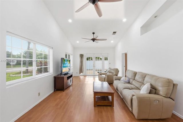 5 of 64 - 4361 Ne 13th Terrace, Oakland Park, FL