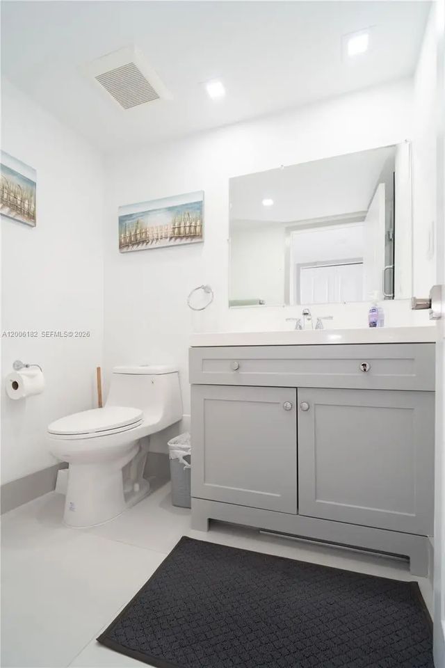 4 of 100 - 19707 Turnberry Way #18c, Aventura, FL