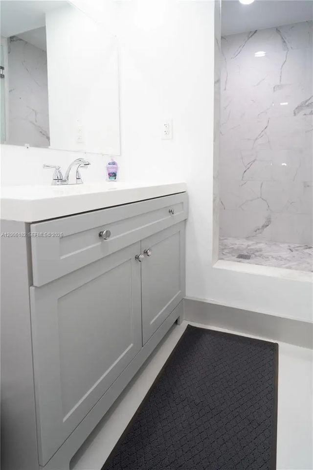 5 of 100 - 19707 Turnberry Way #18c, Aventura, FL