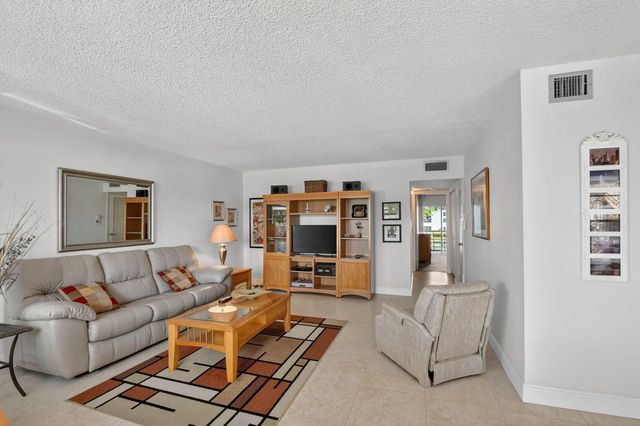 4 of 38 - 202 Wellington D, West Palm Beach, FL