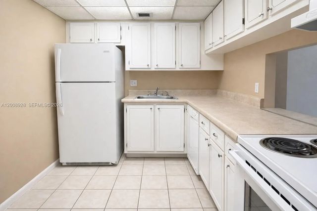 3 of 16 - 470 Executive Center Drive #2d, West Palm Beach, FL