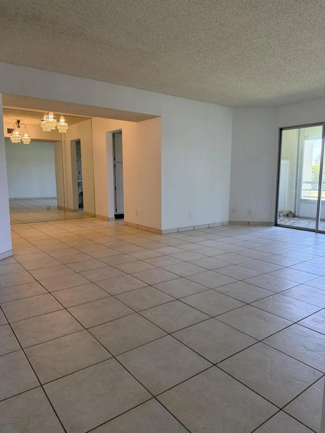 3 of 13 - 3836 Via Poinciana #306, Lake Worth, FL