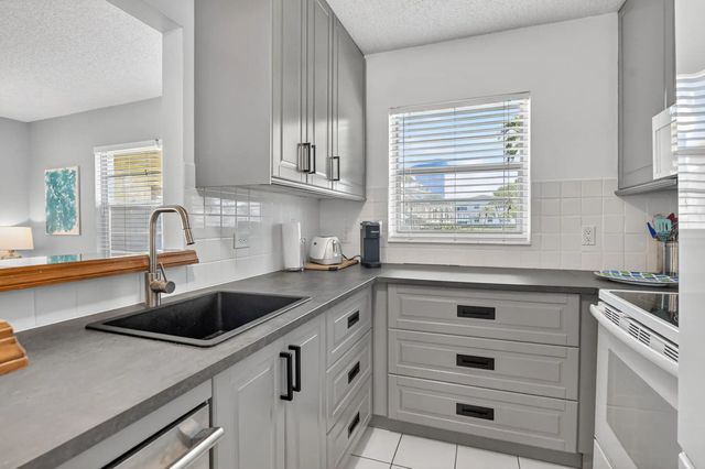 2 of 97 - 492 W Tilford  W, Deerfield Beach, FL