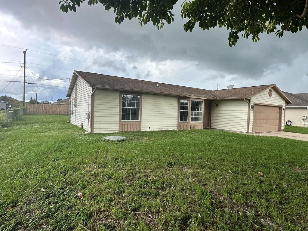 1021 Sw Dubois Avenue, Port St. Lucie