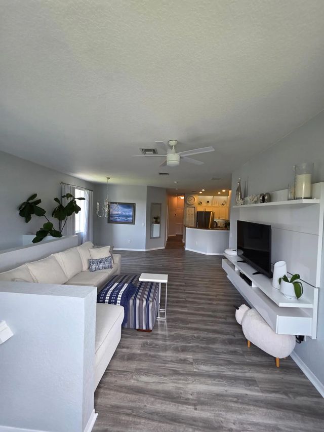 4 of 40 - 1560 Se Hampshire Way #204, Stuart, FL