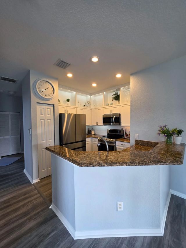 5 of 40 - 1560 Se Hampshire Way #204, Stuart, FL