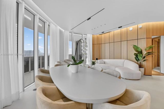 4100 Island Boulevard #904, Aventura