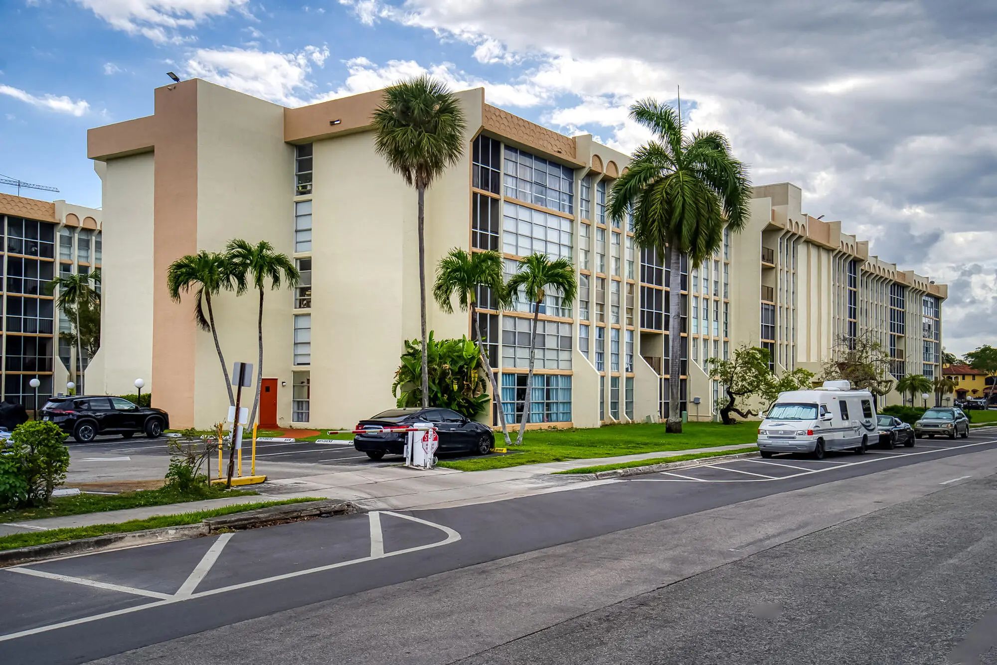 2000 Atlantic Shores Boulevard #apt 410, Hallandale Beach