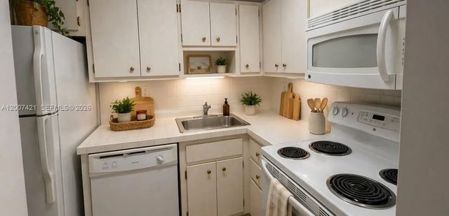 4 of 22 - 2899 Collins Avenue #1040, Miami Beach, FL