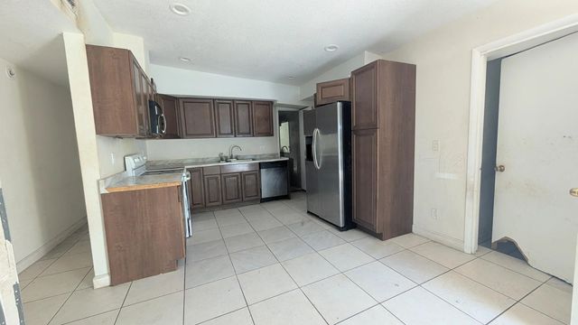 4 of 12 - 490 Tulip Tree Drive, Lake Worth, FL