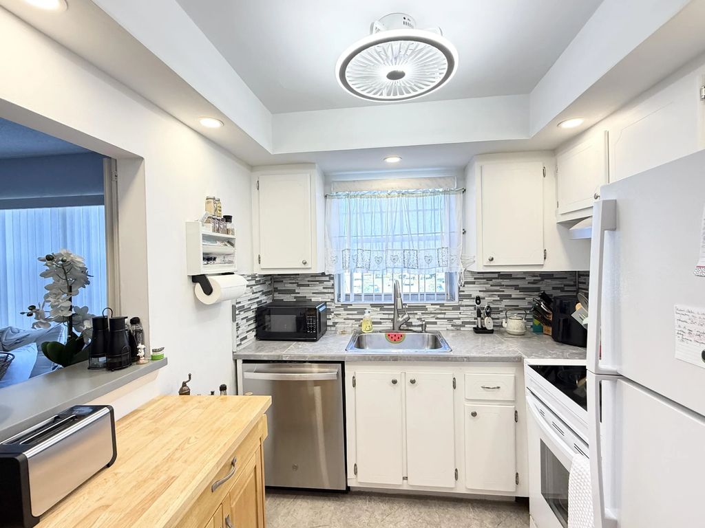 228 Canterbury J, West Palm Beach