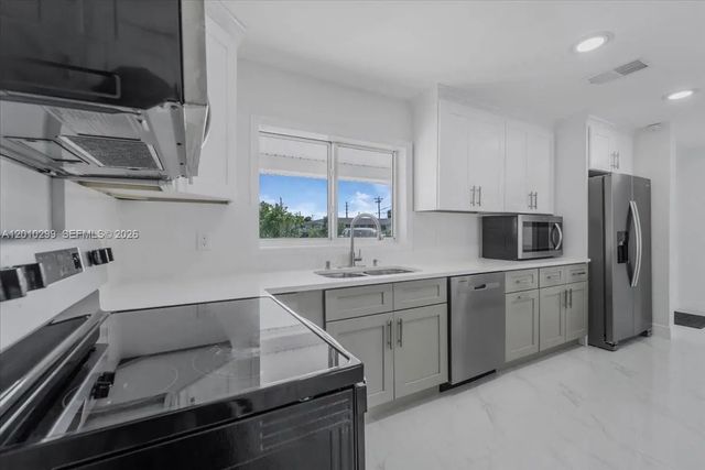 2 of 40 - 105 Se 45th, , FL