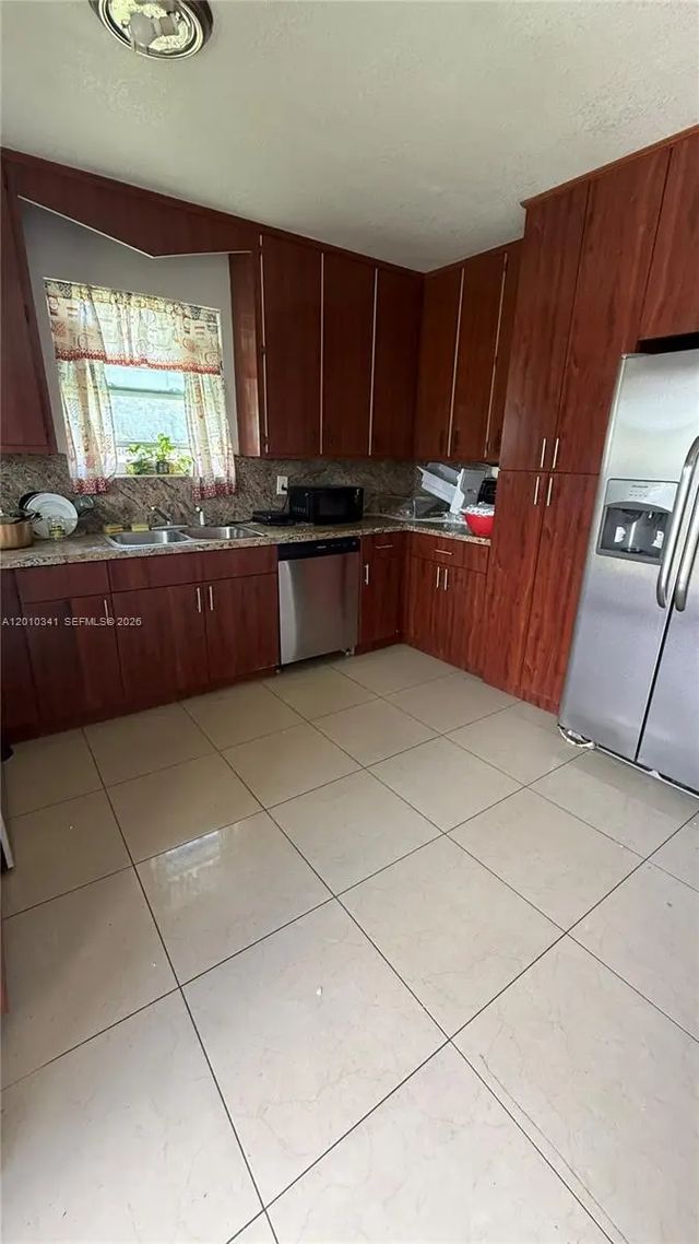 4 of 18 - 1334 Nw 6th Avenue, Florida City, FL