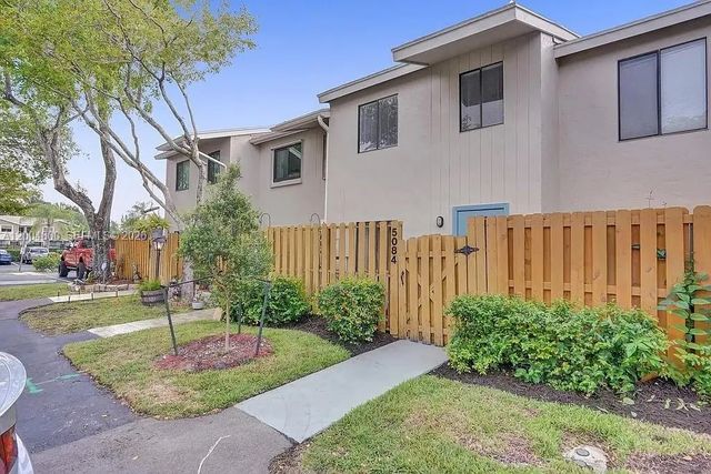 5084 S University Drive, Davie