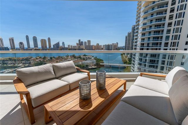 7000 Island Boulevard #1402, Aventura