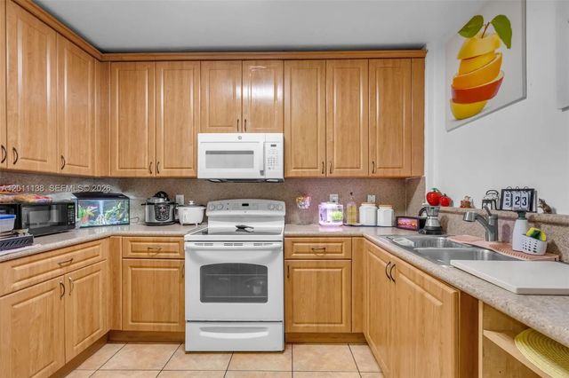 4 of 29 - 8031 W 36th Avenue #1, Hialeah, FL