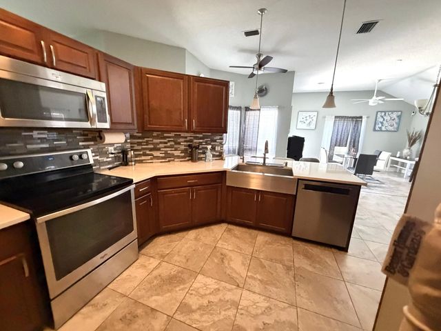 5 of 16 - 523 Sw Gale Lane, Port St. Lucie, FL