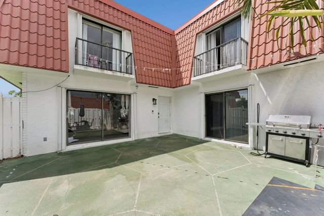 1425 Oxford Lane, Boynton Beach