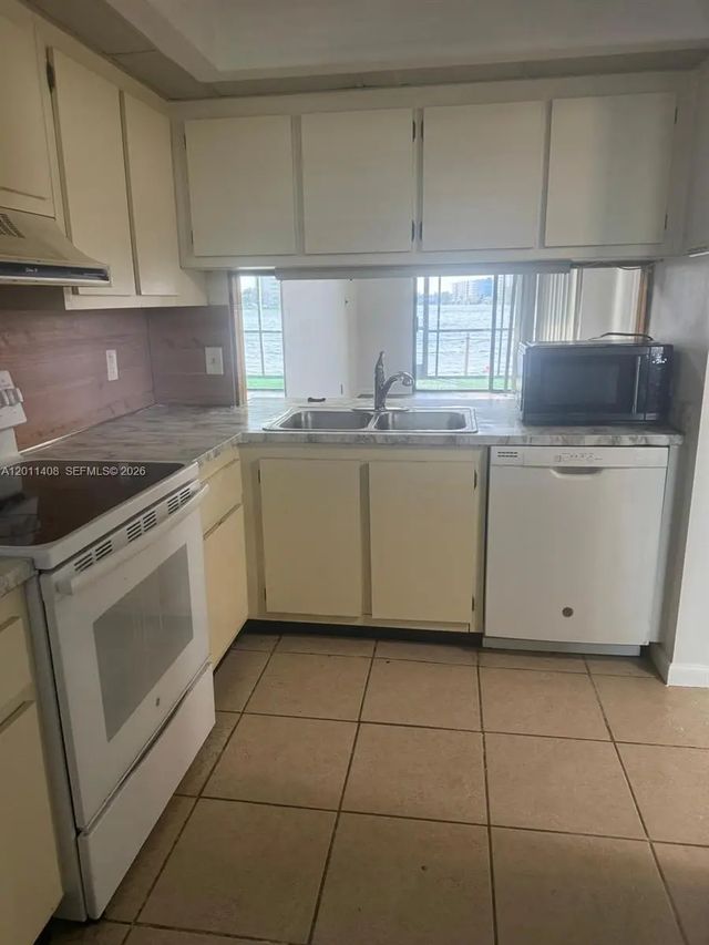4 of 13 - 109 Lake Emerald Drive #102, Oakland Park, FL