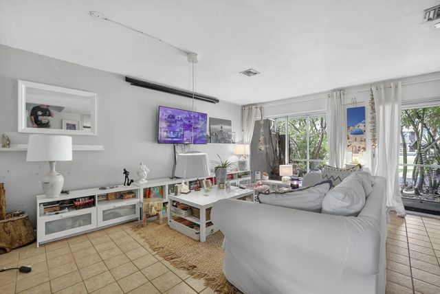 3 of 35 - 153 W Hemingway Circle W, Margate, FL
