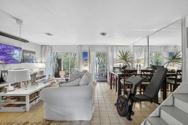 4 of 35 - 153 W Hemingway Circle W, Margate, FL