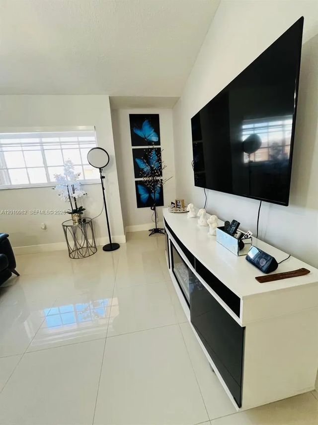 3 of 16 - 7817 W 36th Avenue #204, Hialeah, FL