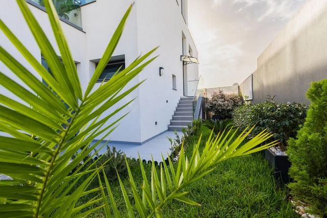 2 of 52 - 16 Rua Encosta Dos Magos #b, , 