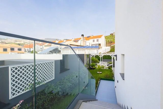 3 of 52 - 16 Rua Encosta Dos Magos #b, , 