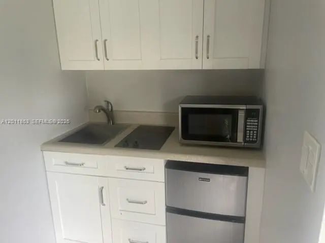 4 of 31 - 1041 Ne 35th Street, Oakland Park, FL