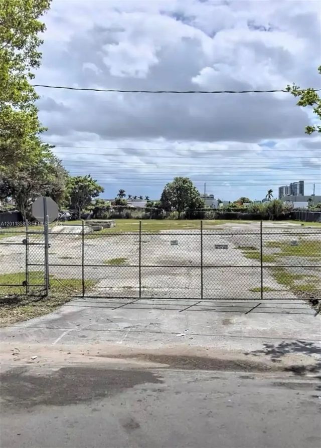4 of 5 - 8322 Nw 64, Miami, FL