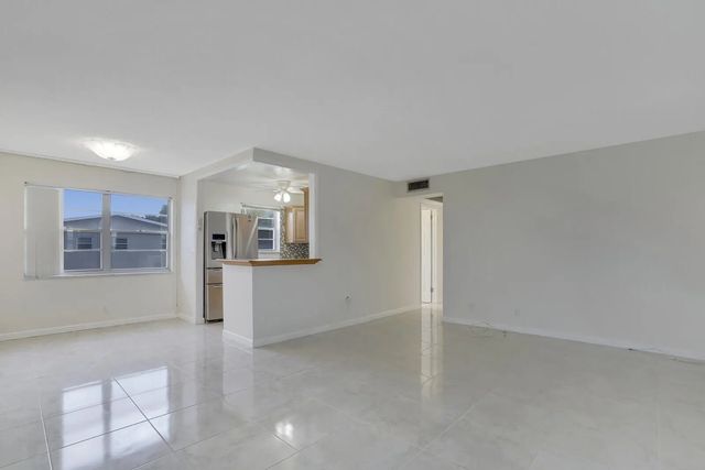 2 of 24 - 136 Somerset G, West Palm Beach, FL